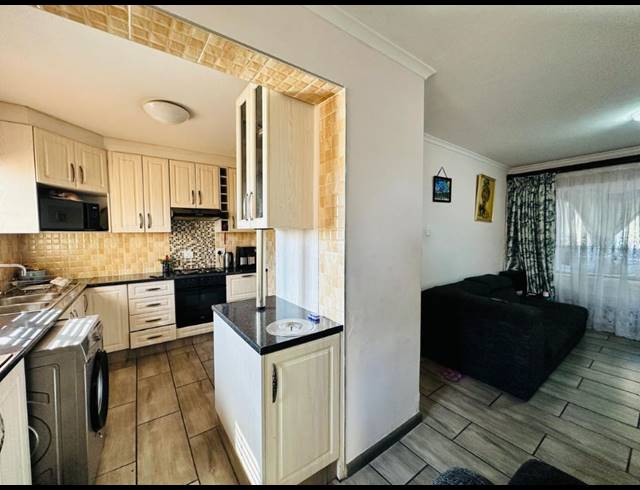 2 BEDROOM TOWNHOUSE FOR SALE IN CASTLEVIEW